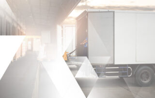 LKW an der Laderampe. Hier ist gutes Yard Management gefragt. Bei KRITIS Unternehmen muss dabei besonders auf die Sicherheit Wert gelegt werden.