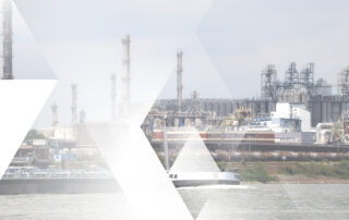 Kritische Infrastruktur wie diese Raffinerie in Wesseling und der Rhein als Schifffahrtstraße brauchen besonderen Schutz. Daher gelten für KRITIS-Unternehmen besondere Regeln.